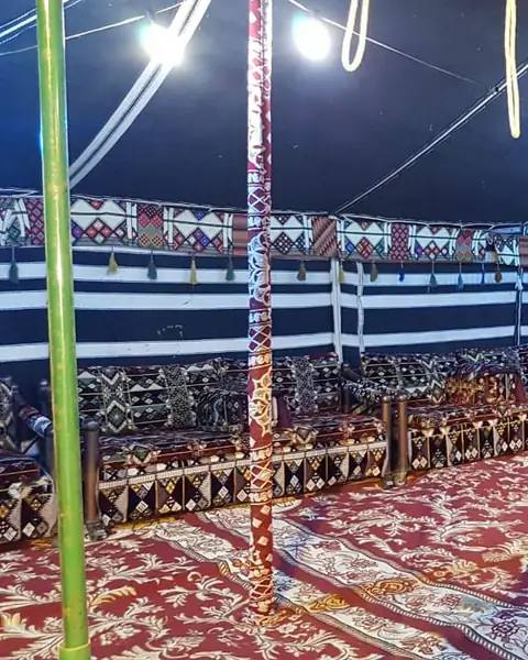 خيمة بنقوش تراثية وسجاد في الليل