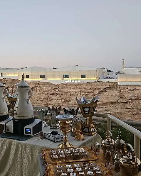 ركن قهوة وضيافة على طاولة بإطلالة مفتوحة