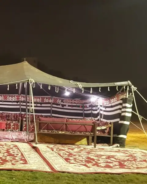 خيمة تراثية مفروشة بالسجاد