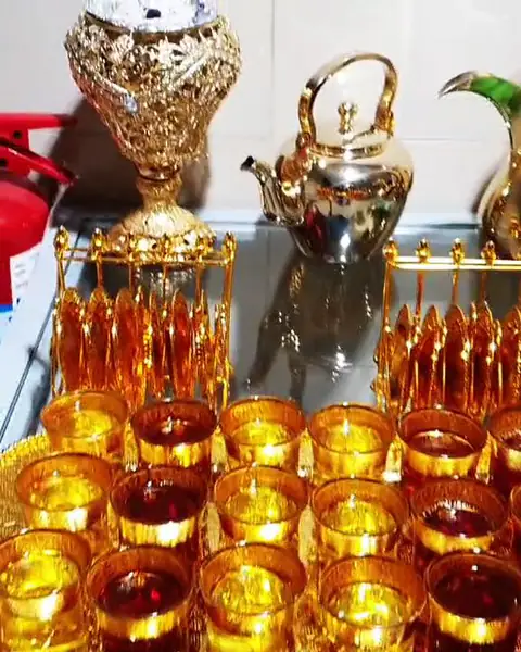 أكواب شاي ذهبية وإبريق ذهبي