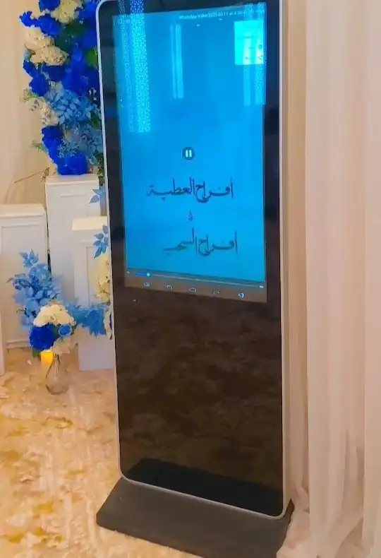 شاشة عرض قائمة بزهور زرقاء بجانبها