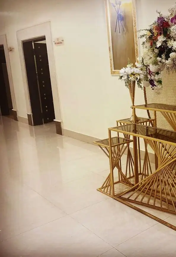 حوامل عرض ذهبية أمام خلفية دائرية مزينة بالزهور