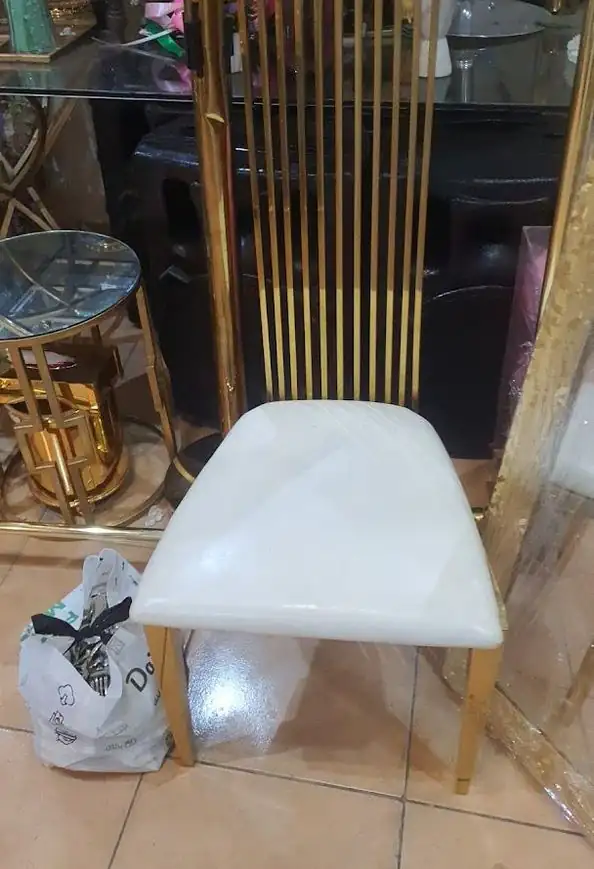 كرسي بظهر عال ومقعد أبيض وإطار ذهبي