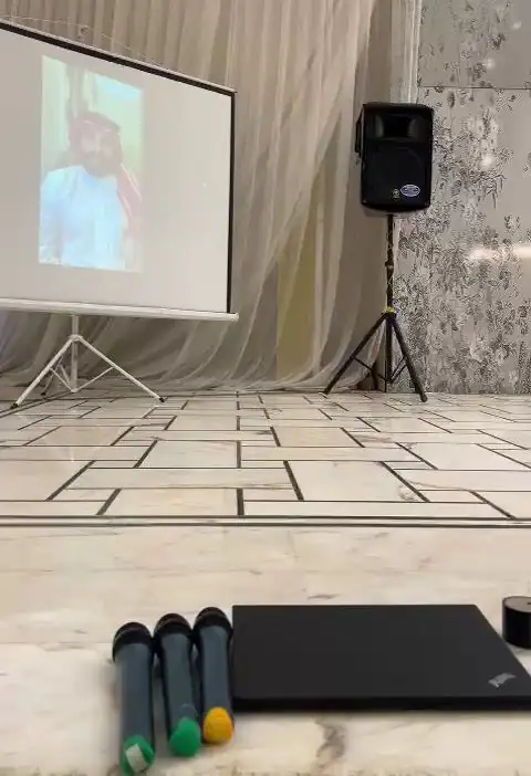 شاشة عرض ومكبر صوت على حامل وميكروفونات لاسلكية