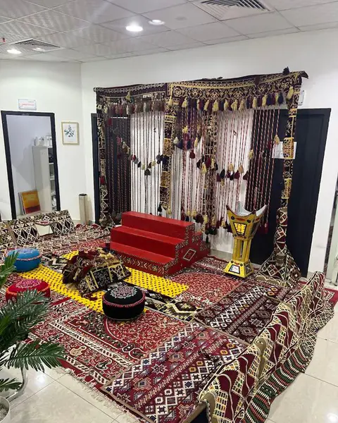 ركن تراثي بسجاد ومفارش سدو ودرج أحمر ودلة نحاسية