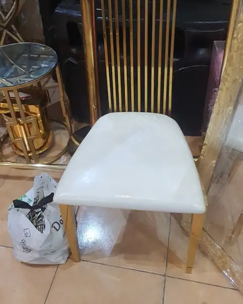 كرسي بظهر عال ومقعد أبيض وإطار ذهبي