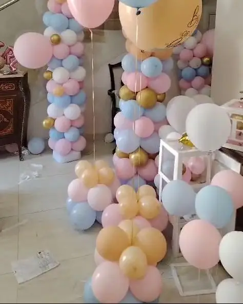 أعمدة من البالونات بألوان الباستيل مع بالونات كبيرة
