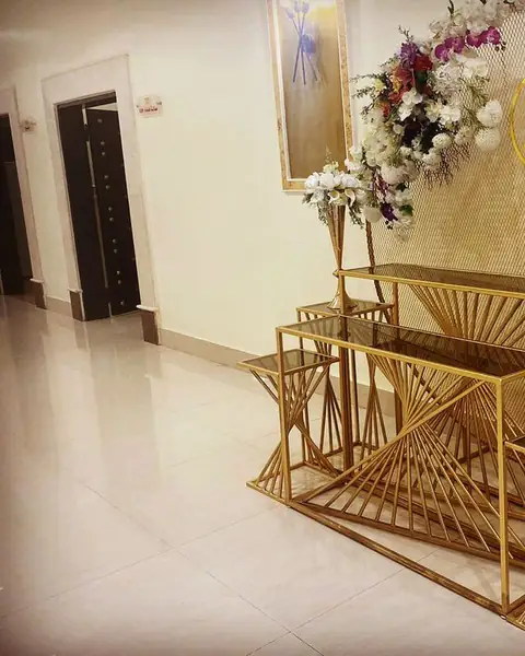 حوامل عرض ذهبية أمام خلفية دائرية مزينة بالزهور